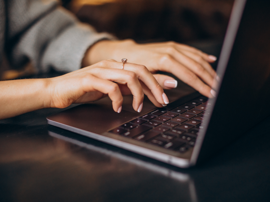 Haende tippen auf einer Laptop-Tastatur